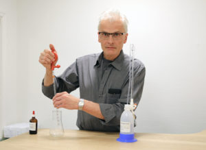 Åke Nyberg visar hur man analyserar renhet och tvättvätska med Viverks kemikit.