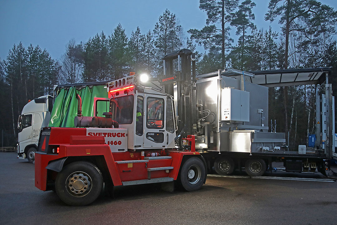Viverks kammartvättmaskin VKT-264 lastas på flaket för vidare transport till Rumänien.