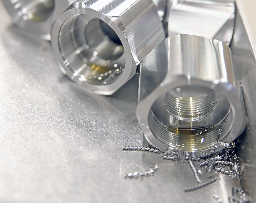 De bearbetade komponenterna behöver tvättas rena från spånor, olja och emulsioner. Hos Bufab Lann återvinns även dessa rester i tvättprocessen.