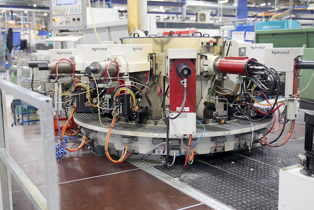 Rundbordsautomater kan bearbeta 12 komponenter samtidigt och används i seriestorlekar upp till 25 000 enheter.