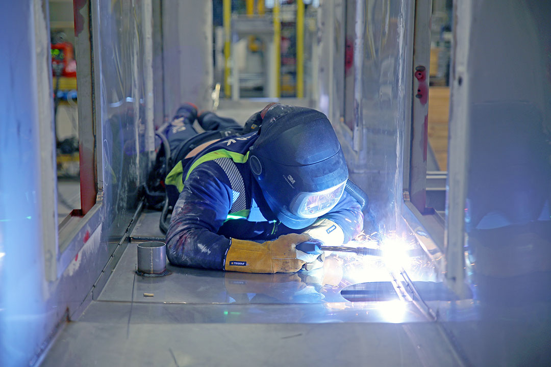 Niklas Göthberg svetsar rostfritt i vad som ska bli en Viverk tunneltvätt.
