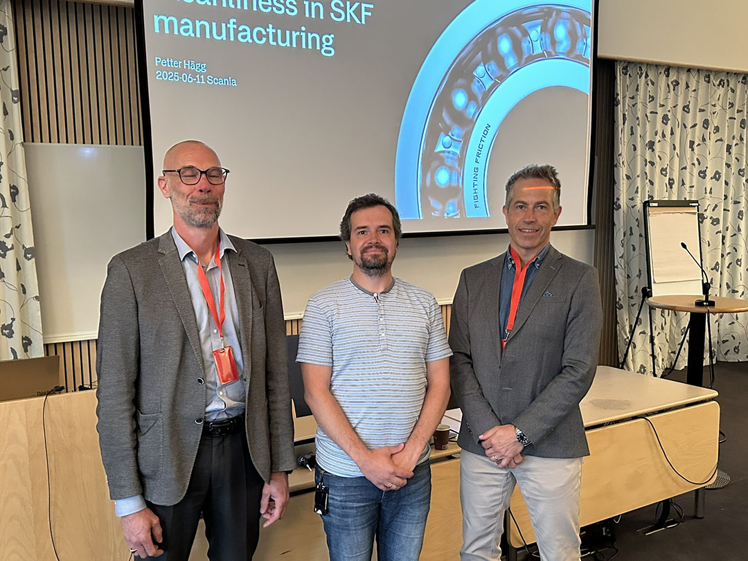 Petter Hägg, SKF Group, Alexey Kuznetsov, Scania Group och Michael Wickell, Viverk AB håller utbildning på Scania Group i Södertälje City.
