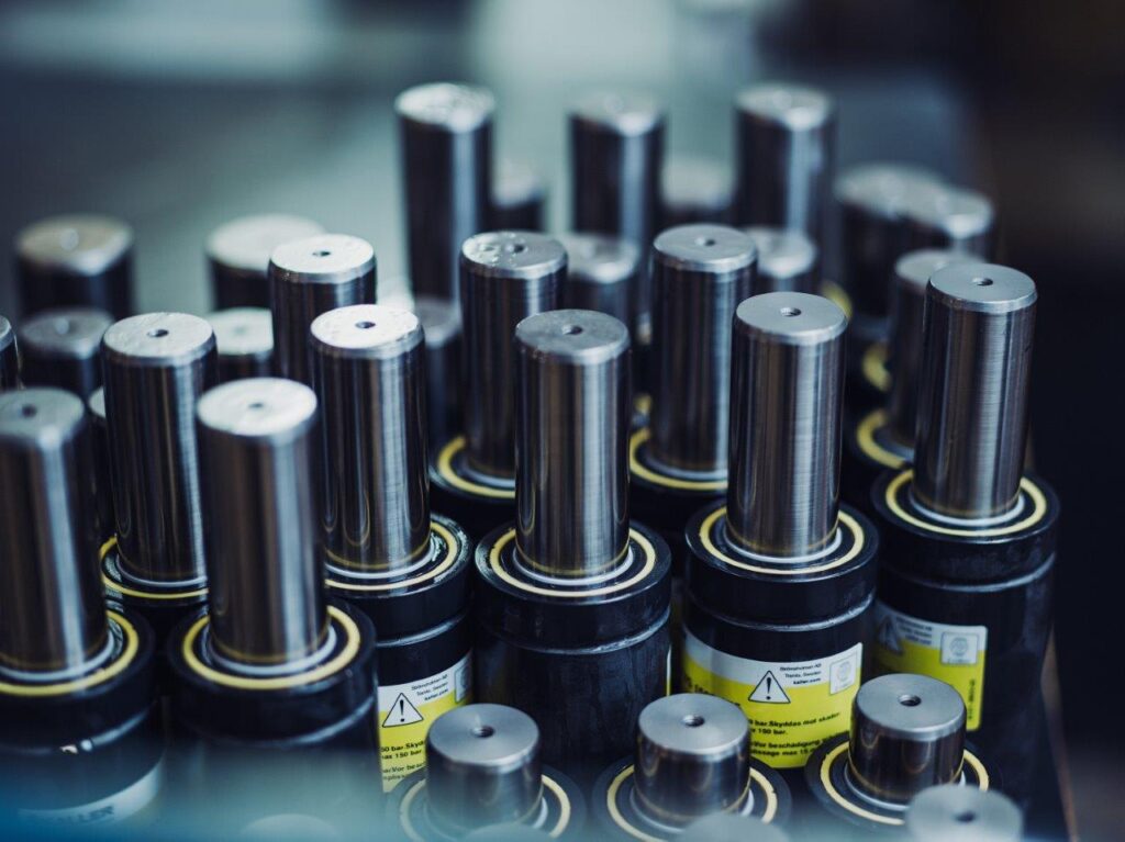 Gasfjädrar för industriellt bruk med ythärdade slitytor.