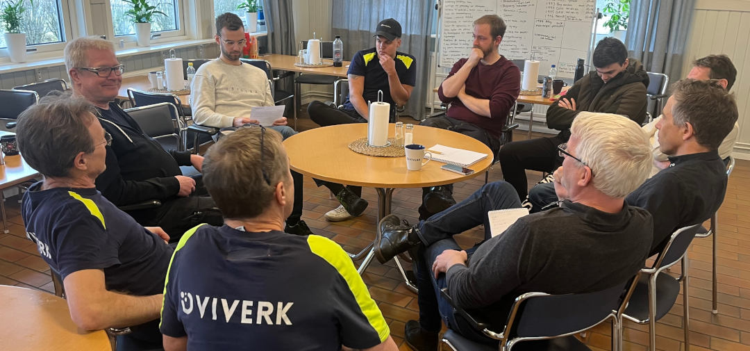 Deltagarna delades in i grupper där en gruppledare utsågs och sedan skulle de lösa uppgifter som hade med kriser att göra.