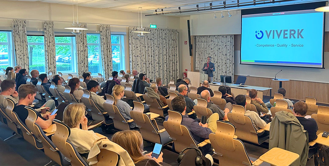 Petter Hägg, SKF Group, Alexey Kuznetsov, Scania Group och Michael Wickell, Viverk AB håller utbildning på Scania Group i Södertälje City.