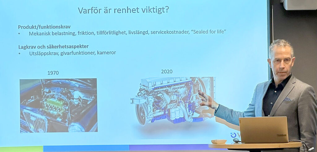 Michael Wickell från Viverk AB föreläser om renhet i teorin, olika tvättekniker och dess olika egenskaper.